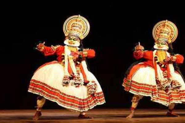 Entertaining Kathakali Dance Show with a Palatable Dinner