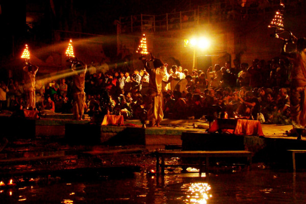 Morning Aarti, Boat Ride, And Rooftop Breakfast Tour