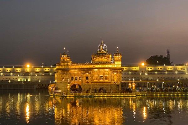 Full-Day Amritsar Tour: Golden Temple, Wagah Border, and Dinner at Sadda Pind