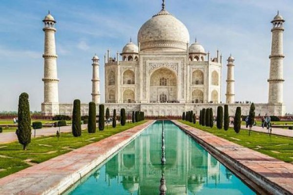 2 days Agra and Fatehpur Sikri tour package with accommodations